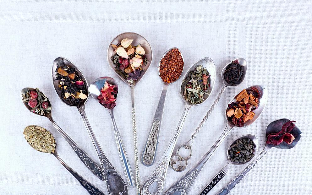 different teas on teaspoons