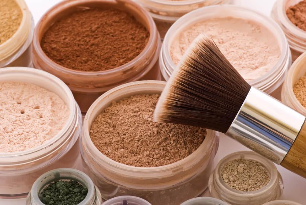 Mineral makeup with brush