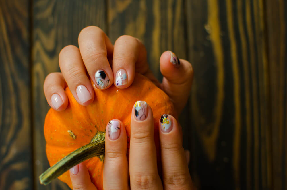 Nail art holding pumpkin